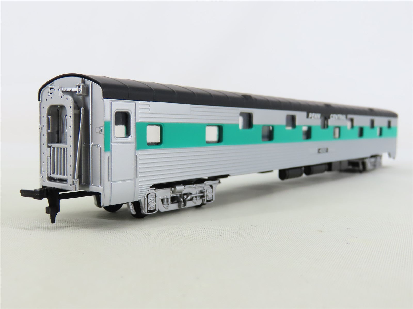 HO Scale IHC 47986 PC Penn Central P-S Corrugated-Side Sleeper Passenger #4202