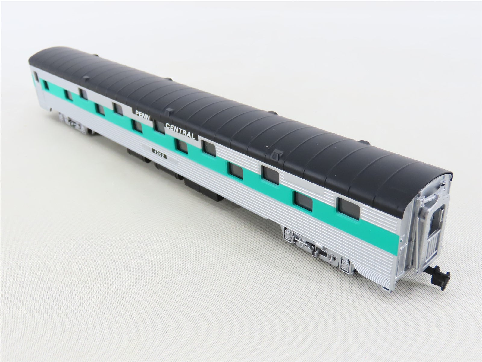HO Scale IHC 47986 PC Penn Central P-S Corrugated-Side Sleeper Passenger #4202