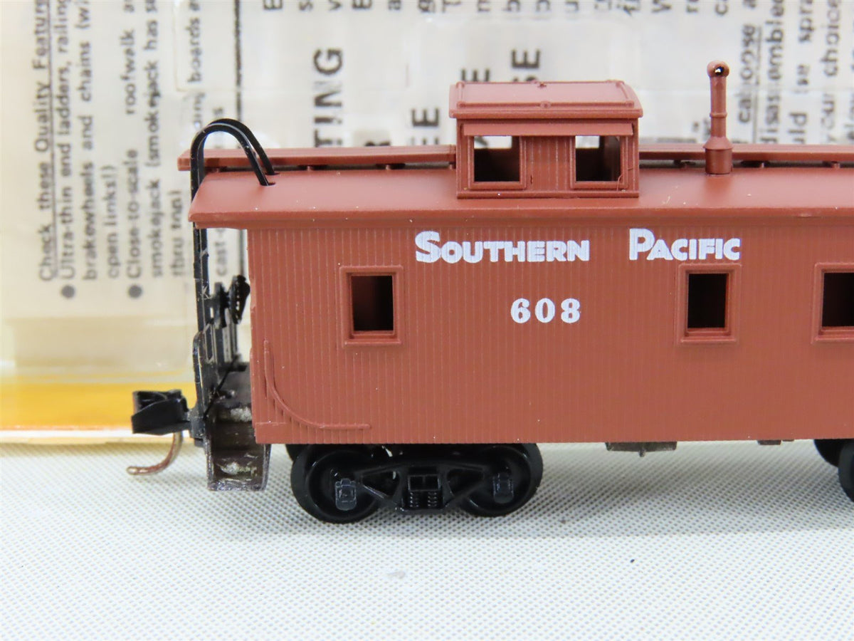 N Kadee Micro-Trains MTL 50070 SP Southern Pacific 34&#39; Wood Sheathed Caboose 608