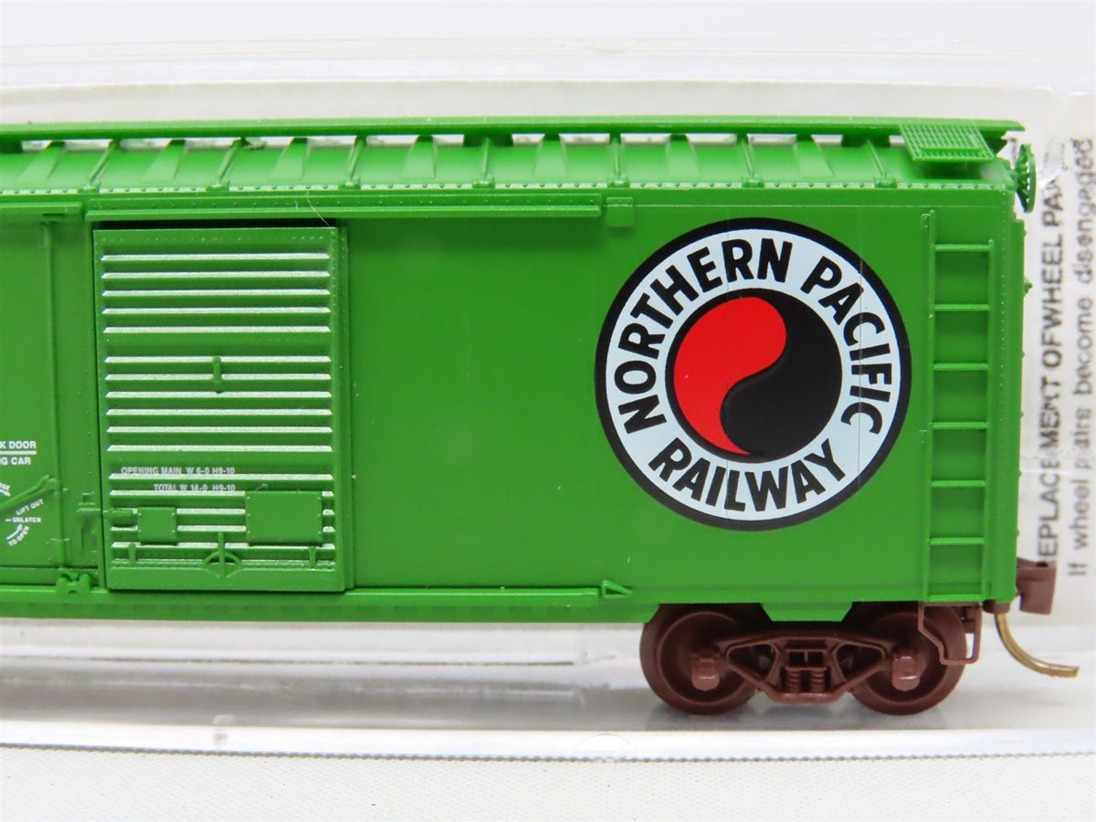 N Scale Micro-Trains MTL 22090 NP Northern Pacific 40&#39; Double Door Box Car #8135