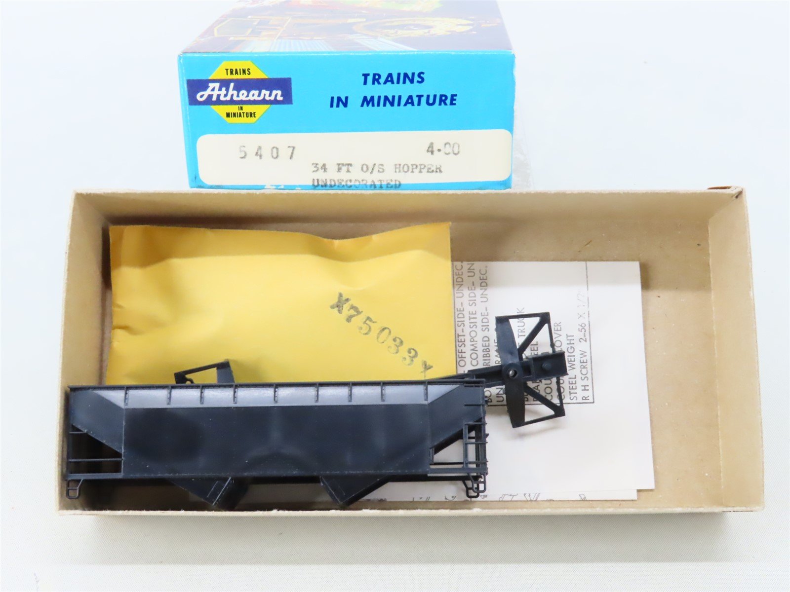 HO Scale Athearn Kit 5407 Undecorated 34' 2-Bay Offset Side Hopper