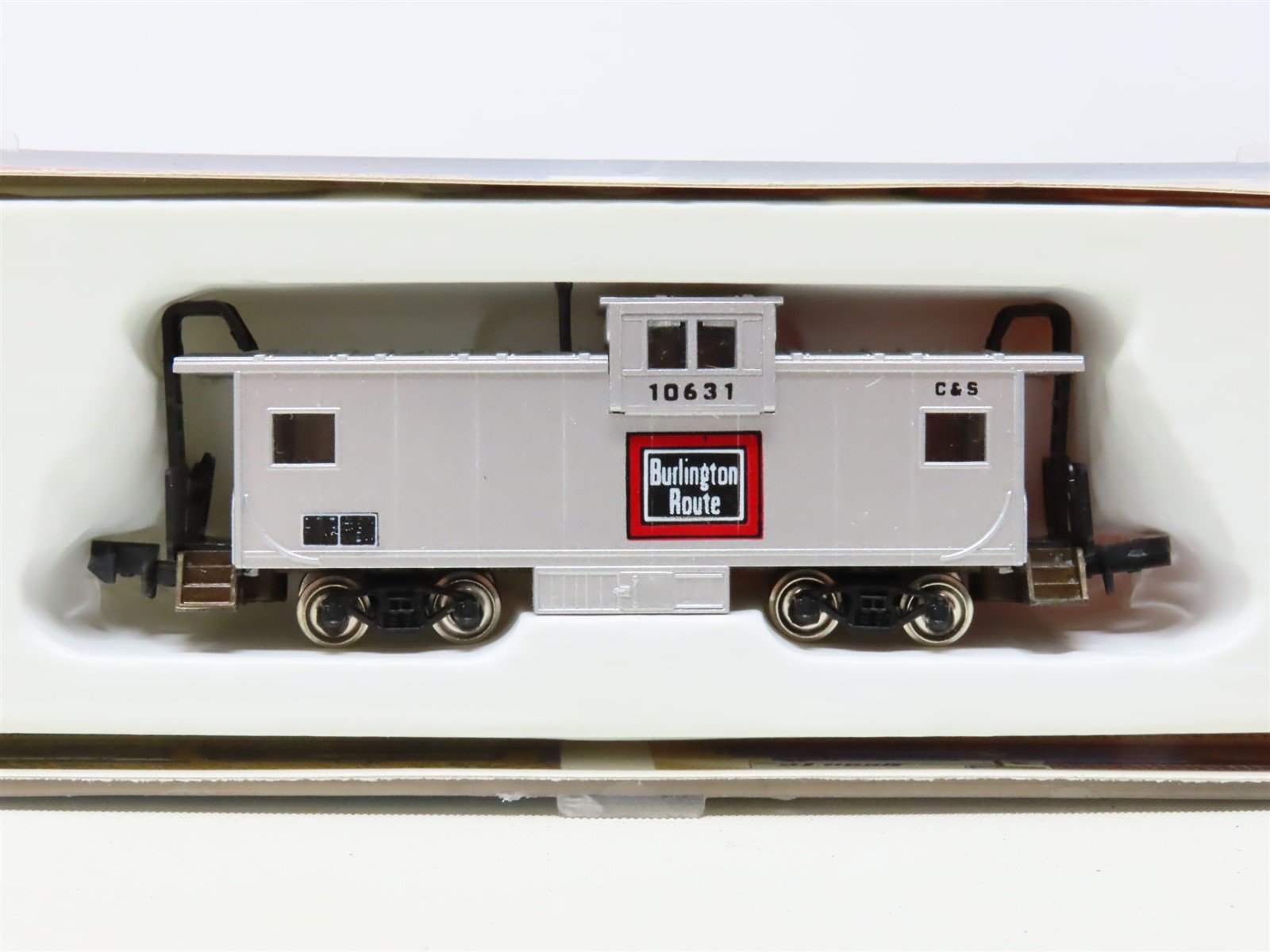 N Scale Con-Cor 0001-01261K C&S CB&Q Burlington Route Caboose #10631