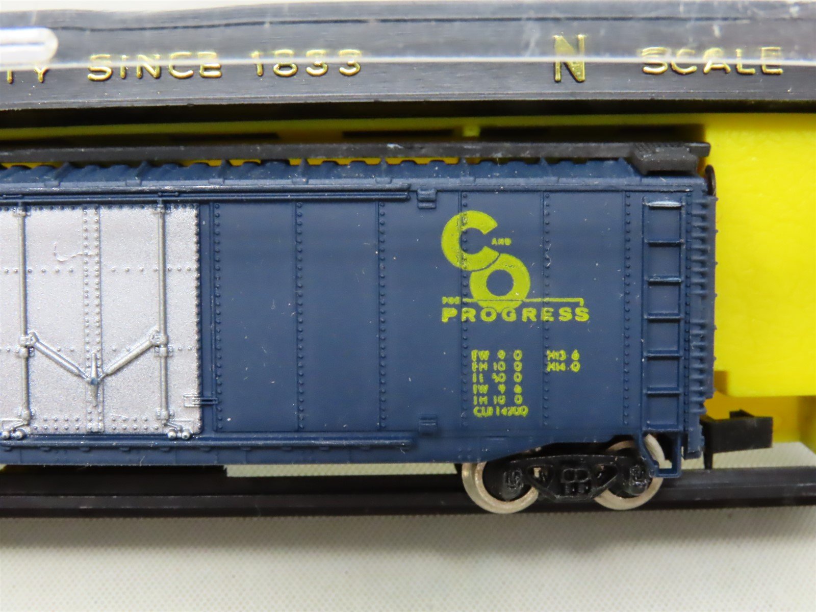 N Scale Bachmann 5445 C&O Chesapeake & Ohio 51' Plug Door Box Car #23000