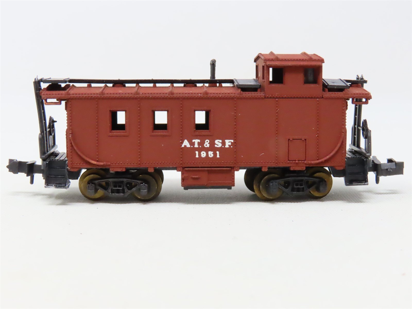 N Scale Atlas 2271 ATSF Atchison Topeka Santa Fe Cupola Caboose #1951