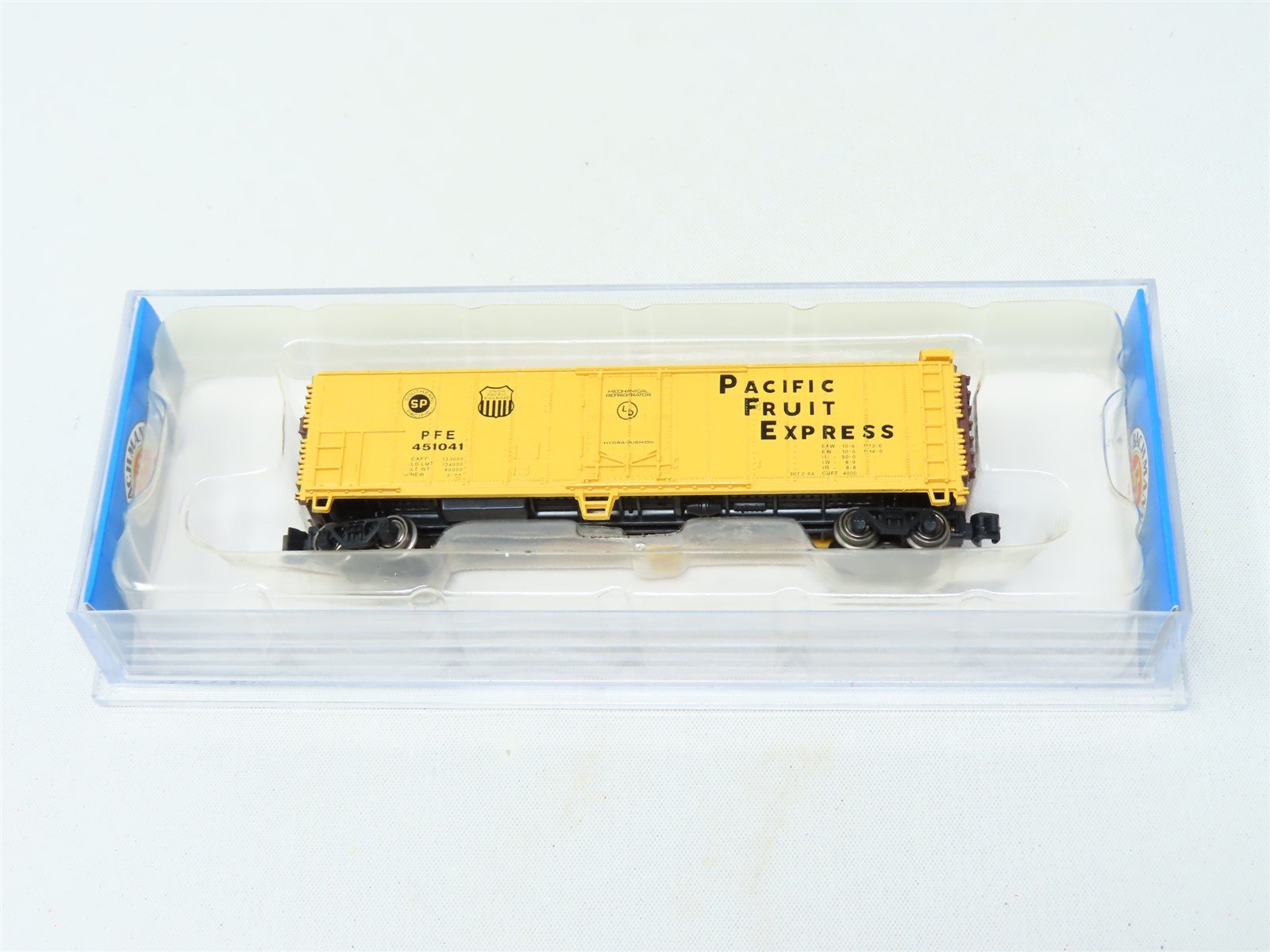 N Scale Bachmann 70998 PFE Pacific Fruit Express Steel Reefer Car #451041