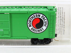 N Scale Micro-Trains MTL 22090 NP Northern Pacific 40' Box Car #8130