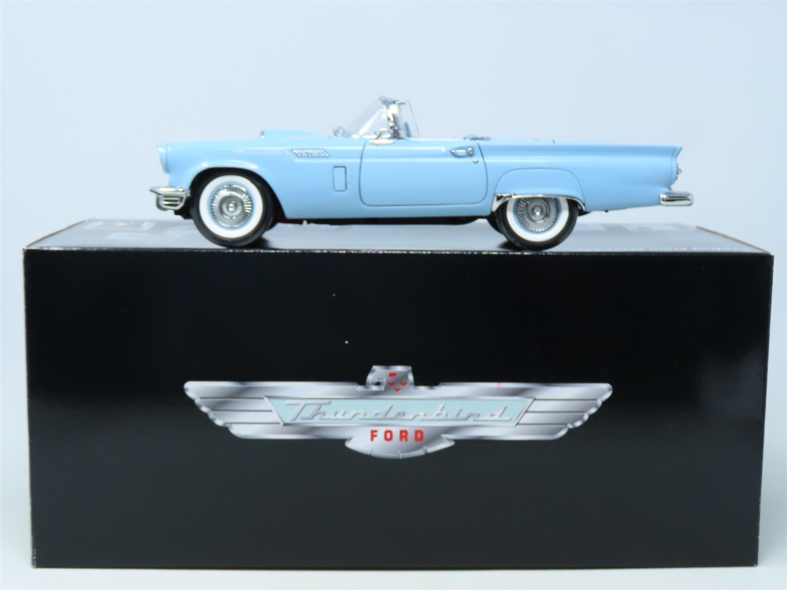1:18 Scale Precision 100 Die-Cast 32889 1957 Ford Thunderbird 