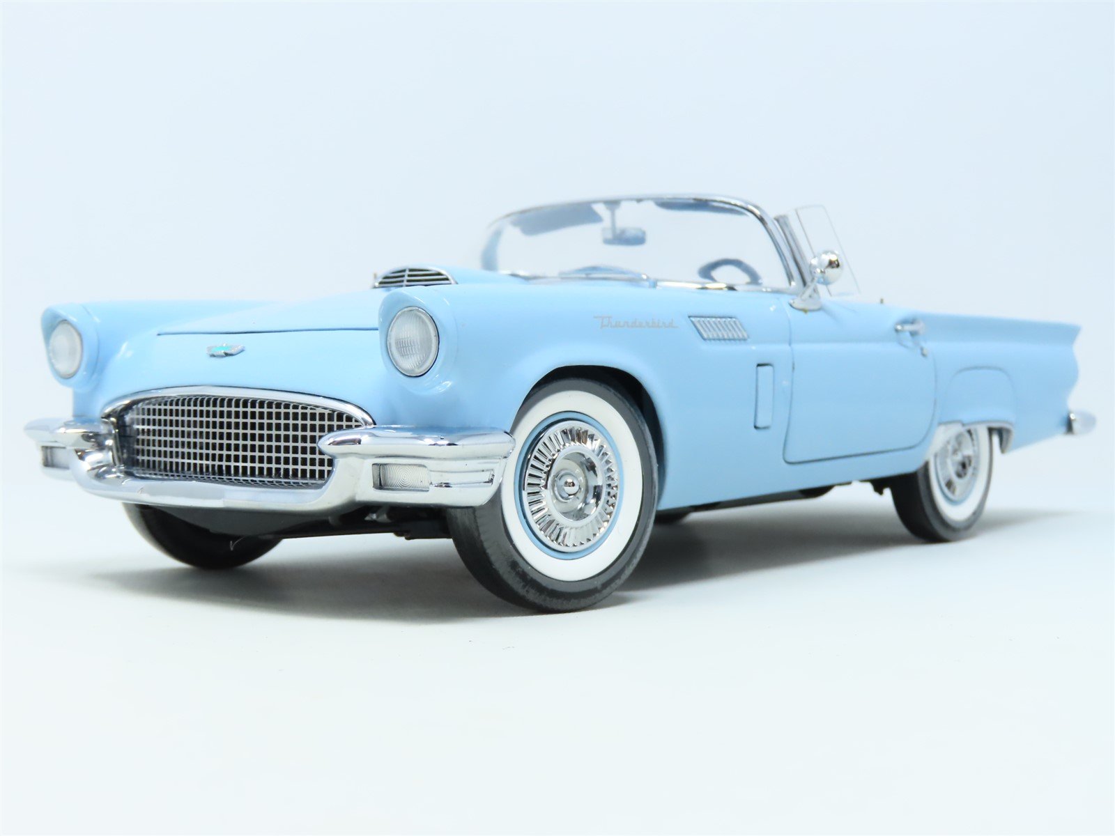 1:18 Scale Precision 100 Die-Cast 32889 1957 Ford Thunderbird 