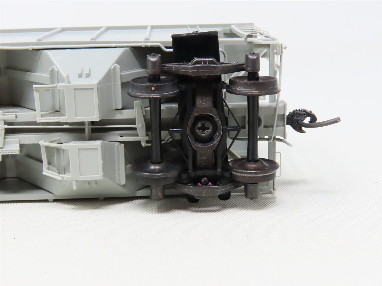 HO Scale Kadee Cars 8324 RUT Rutland 2-Bay Covered Hopper #505