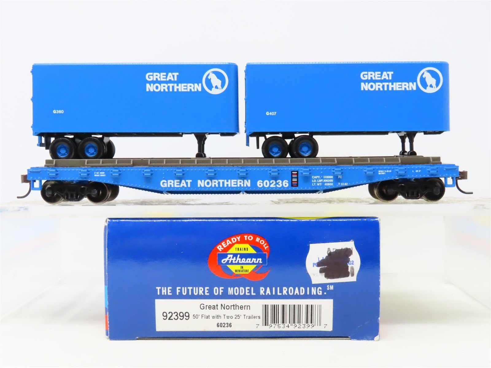 HO Scale Athearn 92399 GN Great Northern 50' Flat Car #60236 w/ Two 25' Trailers