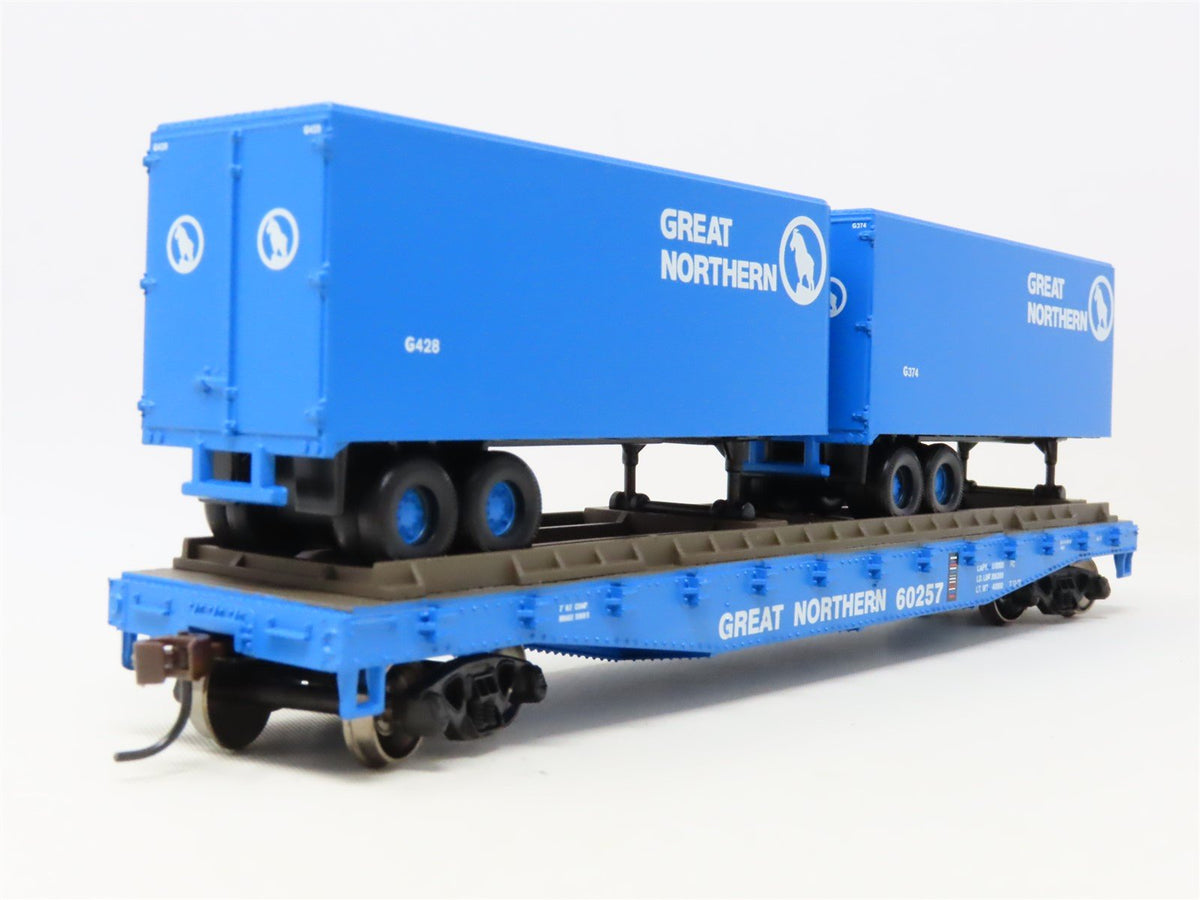 HO Scale Athearn 92400 GN Great Northern 50&#39; Flat Car #60257 w/ Two 25&#39; Trailers