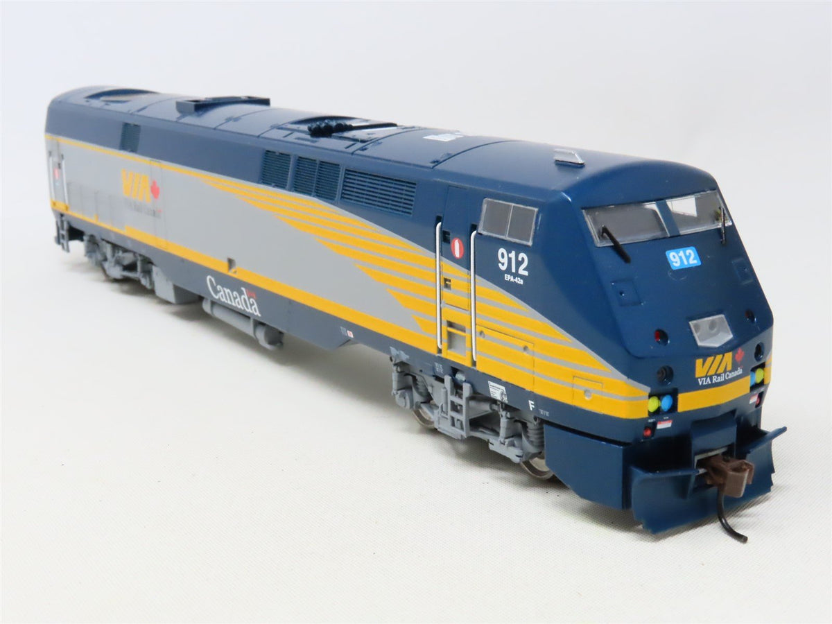 HO Scale Athearn 36391 Via Rail P42DC Diesel Locomotive #912