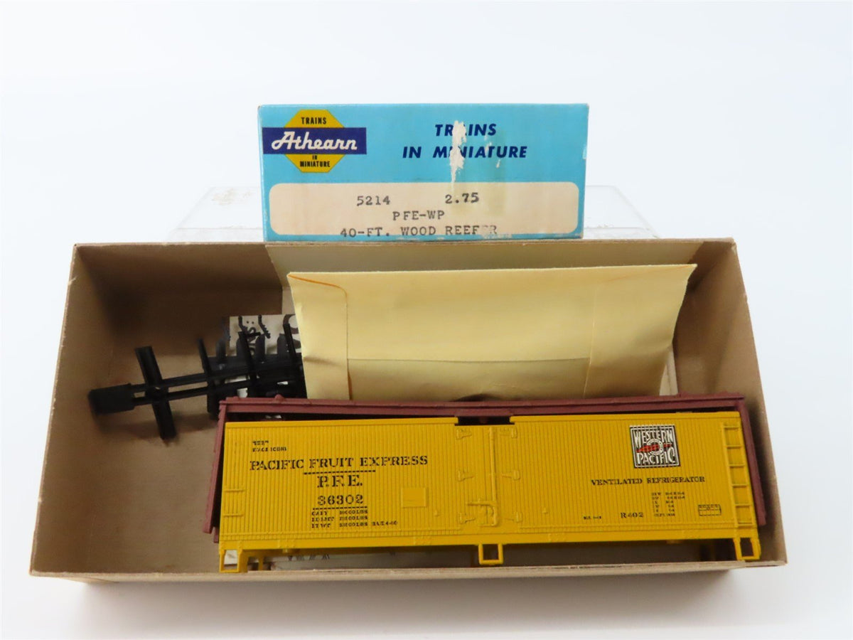 HO Scale Athearn Kit #5214 PFE Pacific Fruit Express 40&#39; Wood Reefer #36302