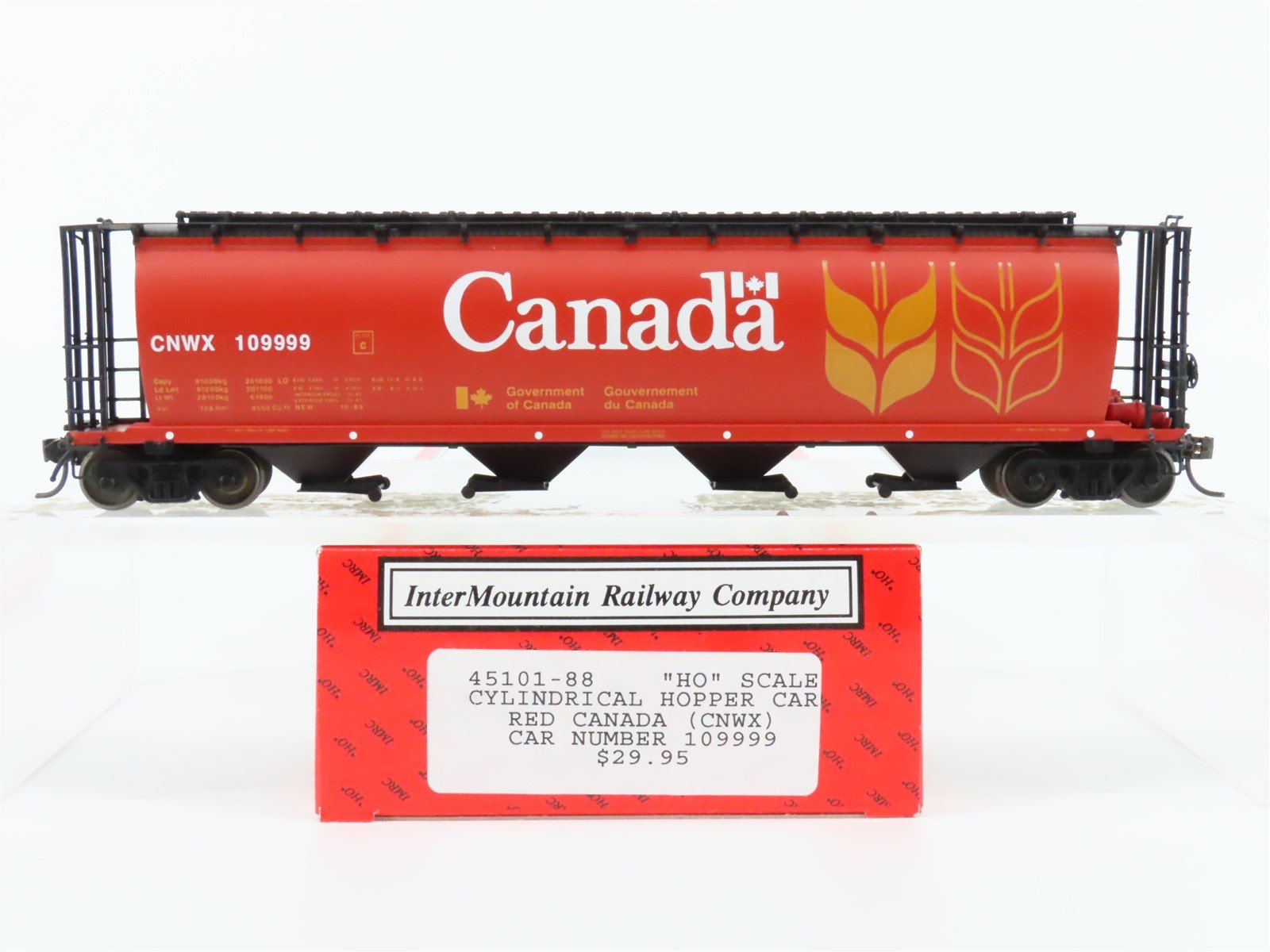 HO Scale InterMountain 45101-88 CNWX Canada 4-Bay Cylindrical Hopper #109999