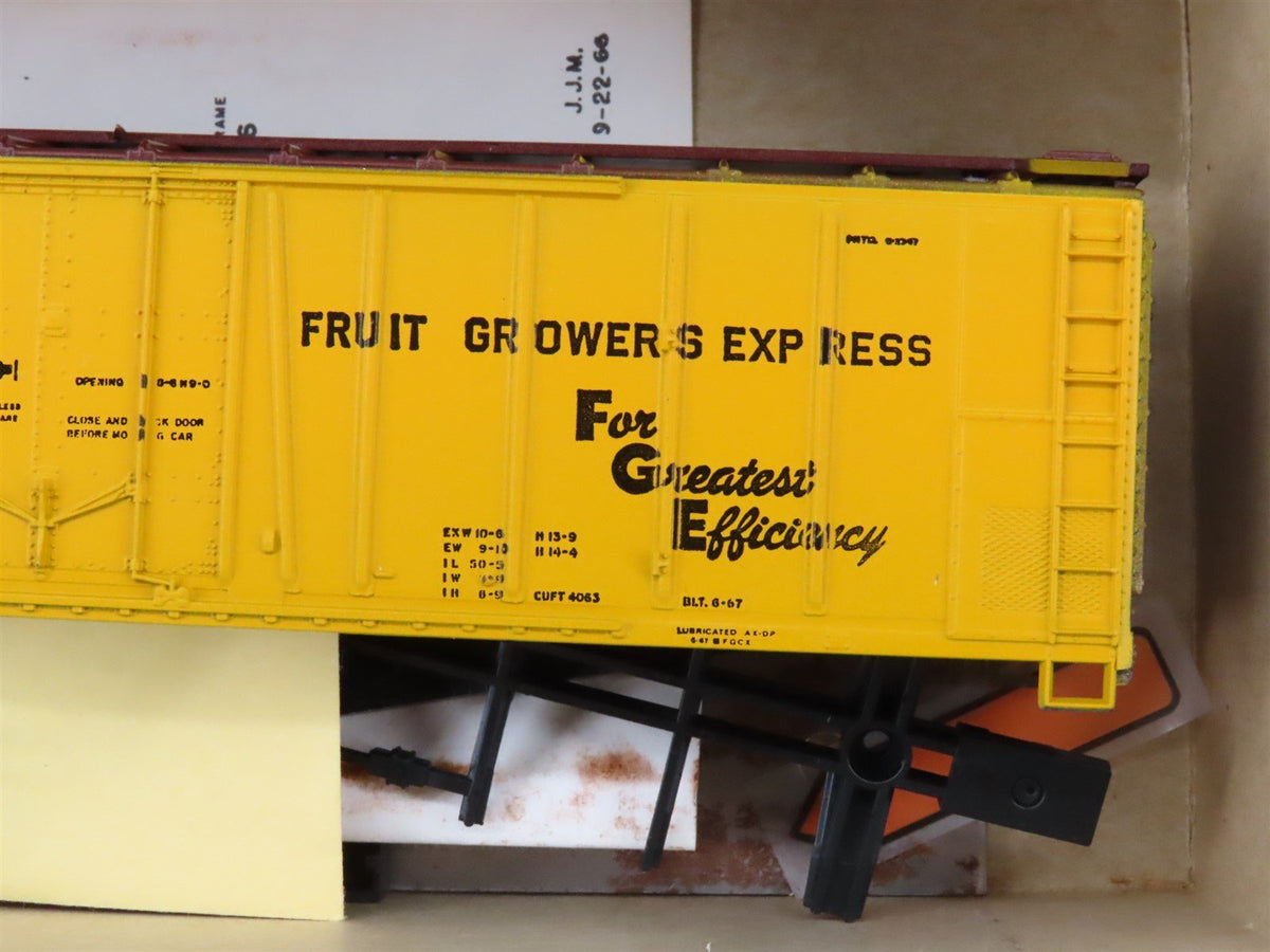 HO Scale Athearn 1633 FGCX Fruit Growers Express 50&#39; Mechanical Reefer #819 Kit