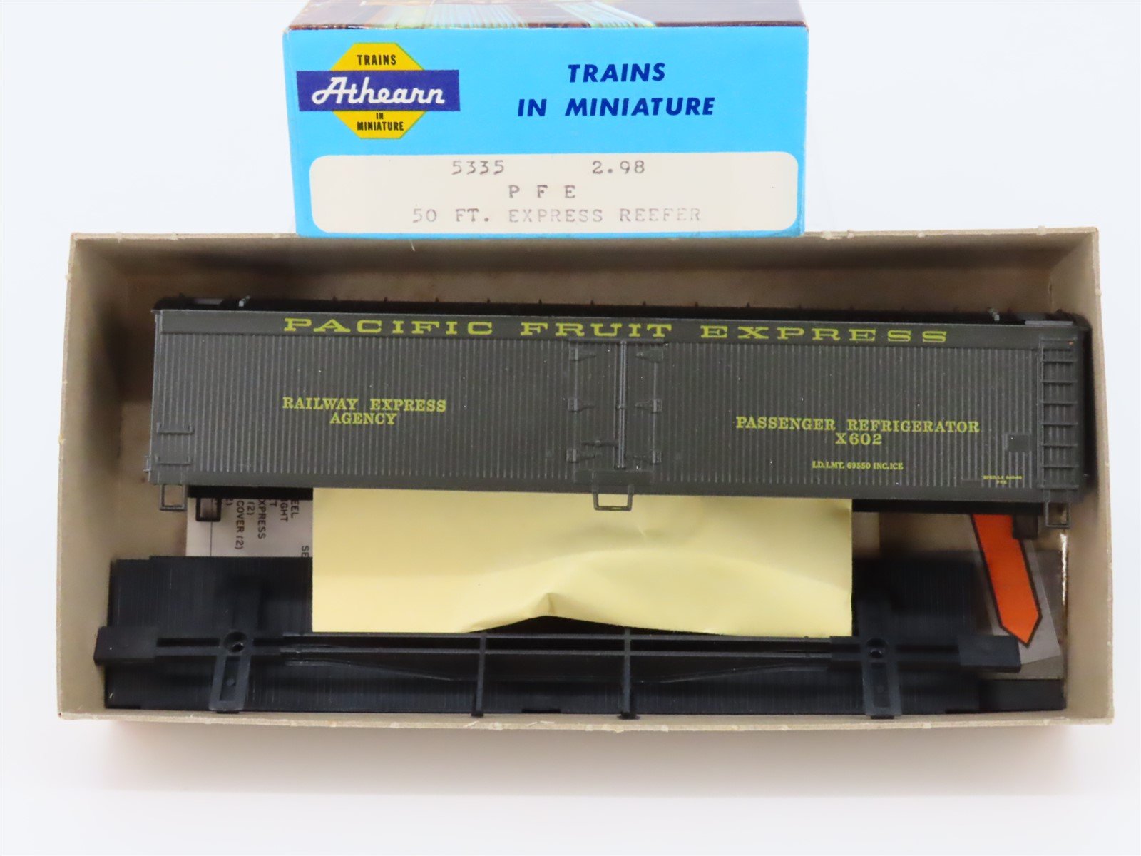 HO Scale Athearn 5335 PFE Pacific Fruit Express 50' Express Reefer #819 Kit