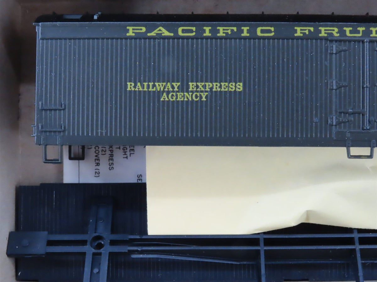 HO Scale Athearn 5335 PFE Pacific Fruit Express 50&#39; Express Reefer #819 Kit