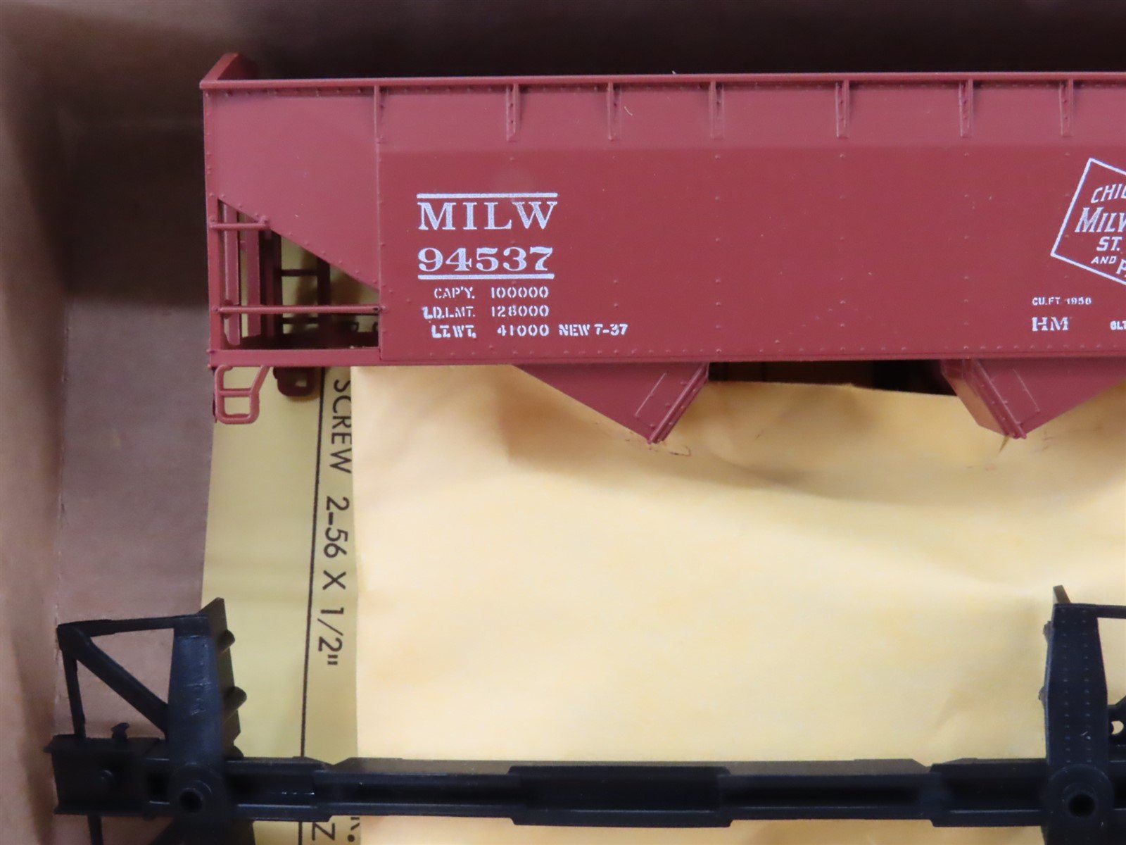HO Scale Athearn 5406 MILW Milwaukee Road 34' 2-Bay Hopper #94537 Kit