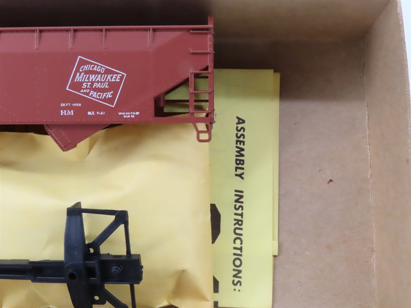 HO Scale Athearn 5406 MILW Milwaukee Road 34' 2-Bay Hopper #94537 Kit