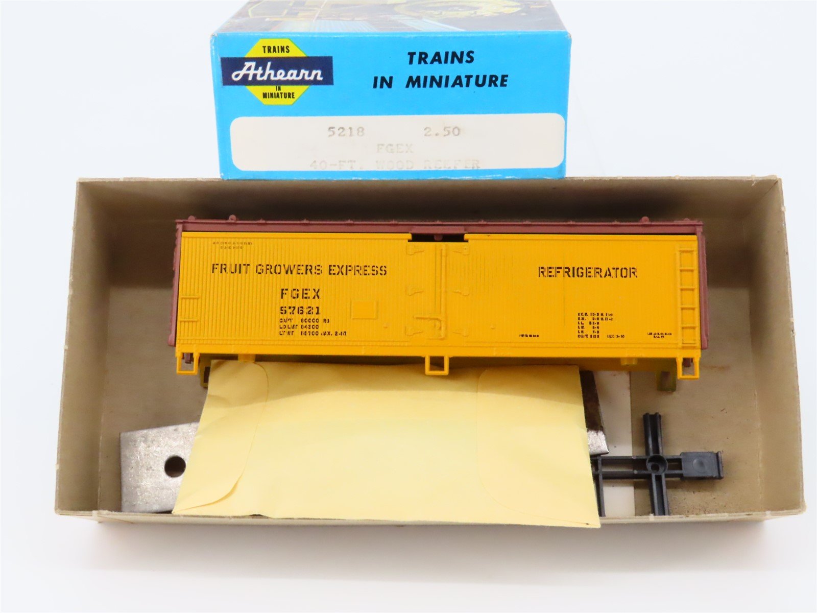 HO Scale Athearn 5218 FGEX Fruit Growers Express 40' Wood Reefer #57621 Kit