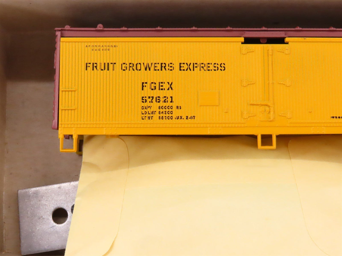 HO Scale Athearn 5218 FGEX Fruit Growers Express 40&#39; Wood Reefer #57621 Kit