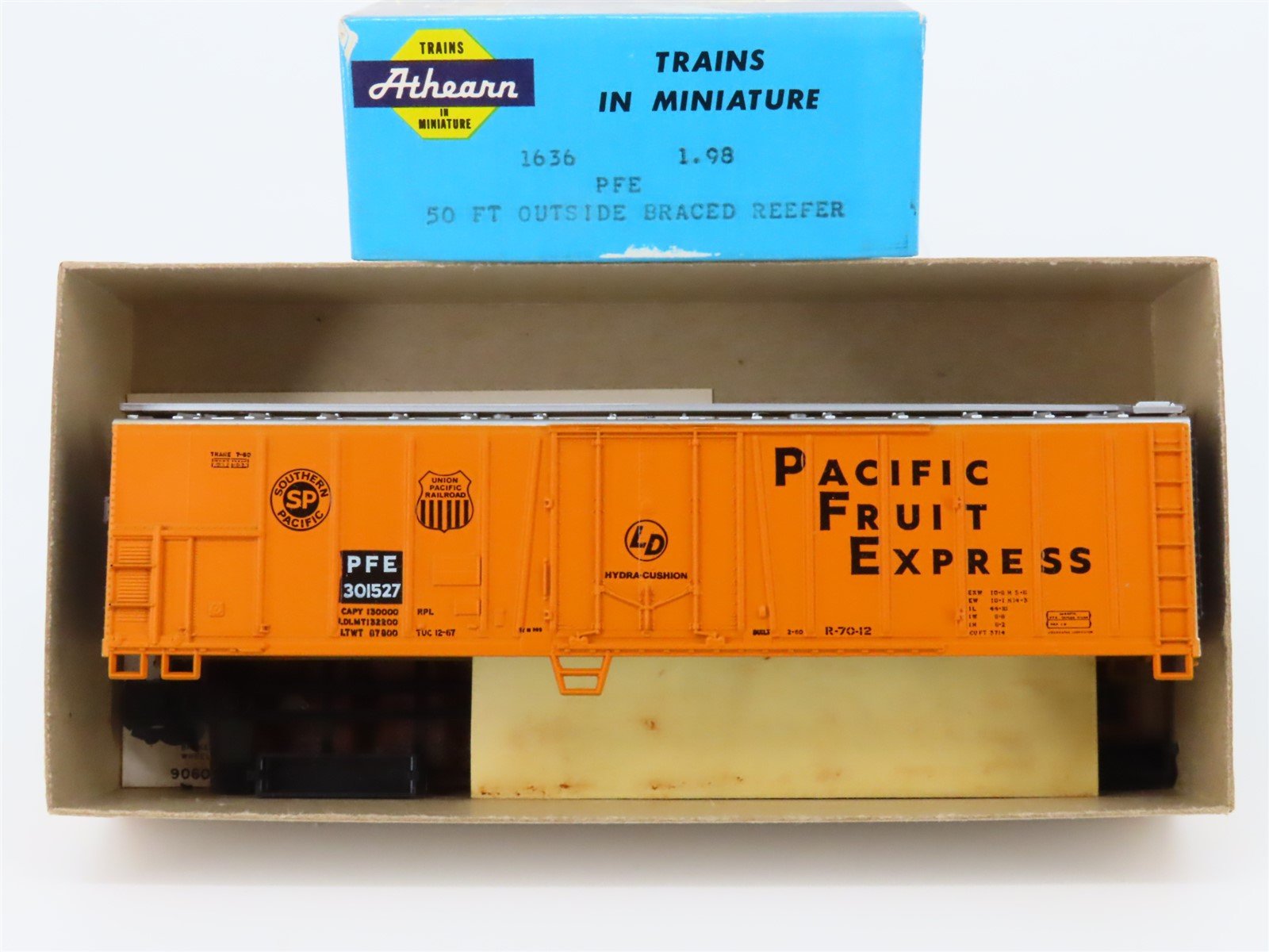 HO Scale Athearn 1636 PFE Pacific Fruit Express 50' Mechanical Reefer 301527 Kit