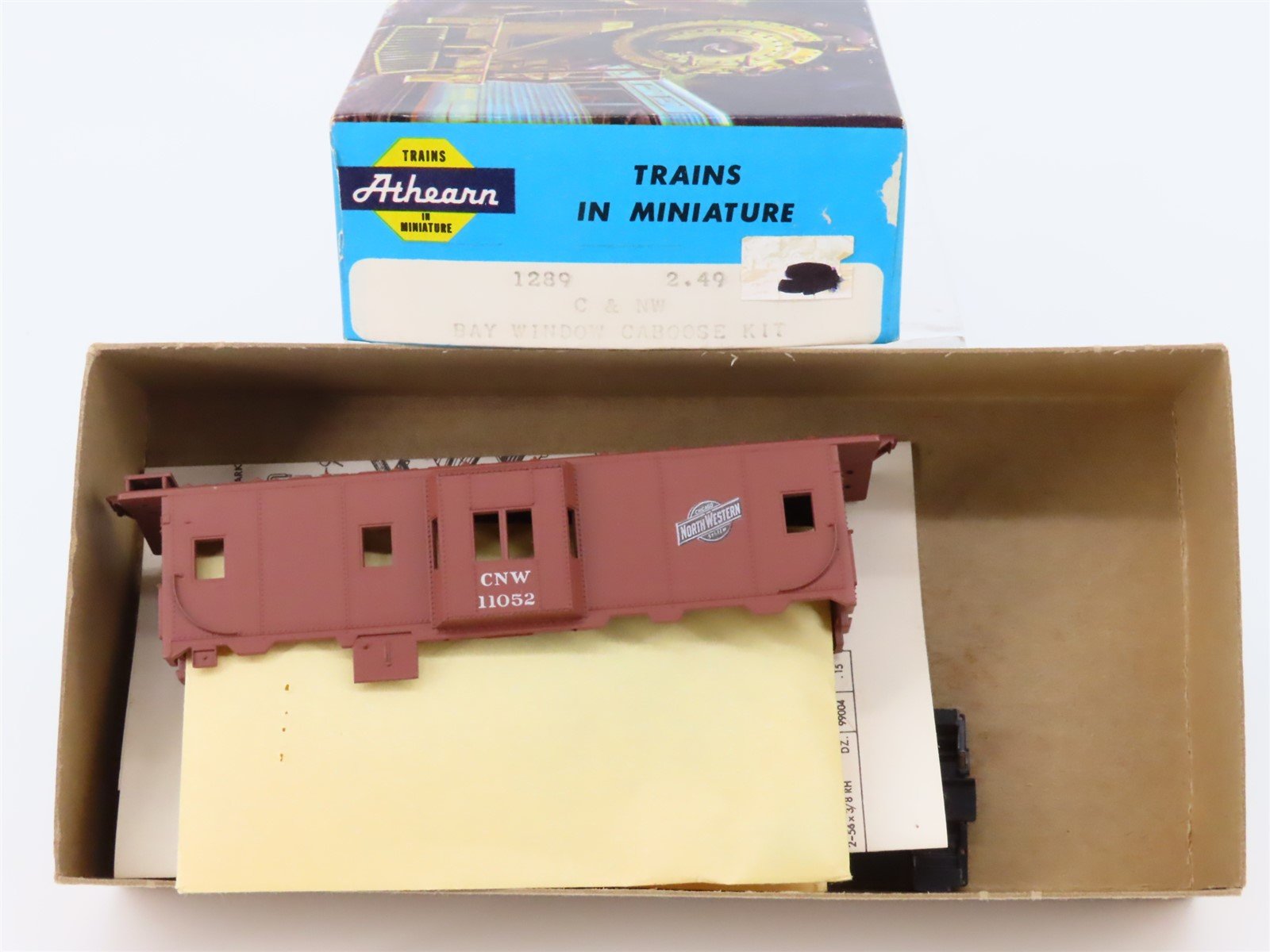 HO Scale Athearn 1289 CNW Chicago North Western Bay Window Caboose #11052 Kit