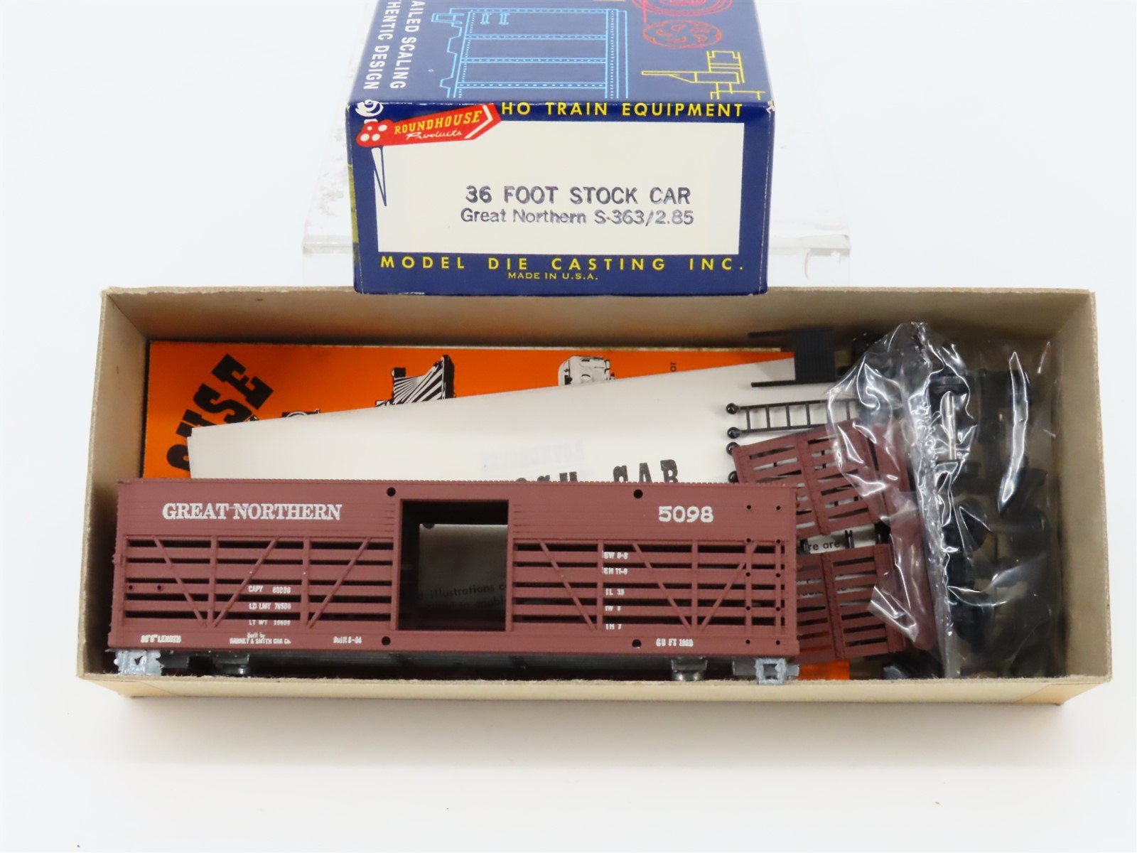 HO Scale Roundhouse MDC S-363 GN Great Northern 36' Stock Car #5098 Kit