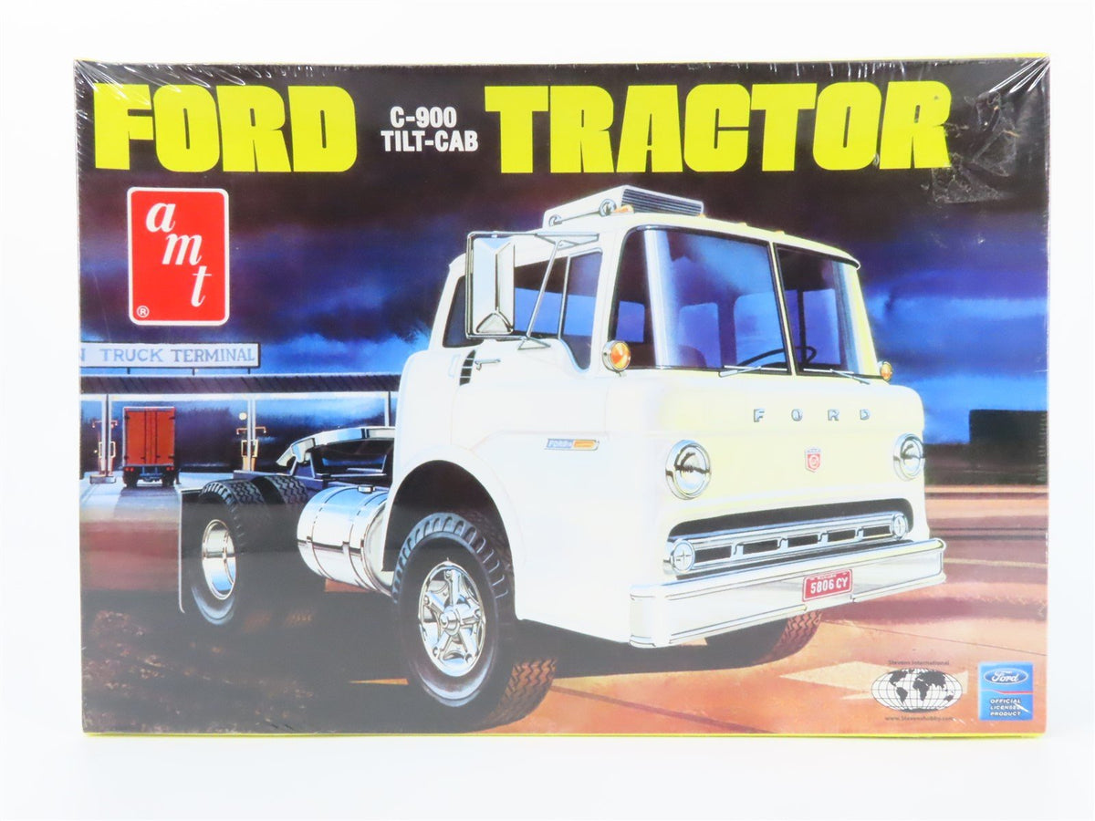 1:25 Scale AMT 38685 C-900 Tilt-Cab Ford Tractor Kit - Sealed