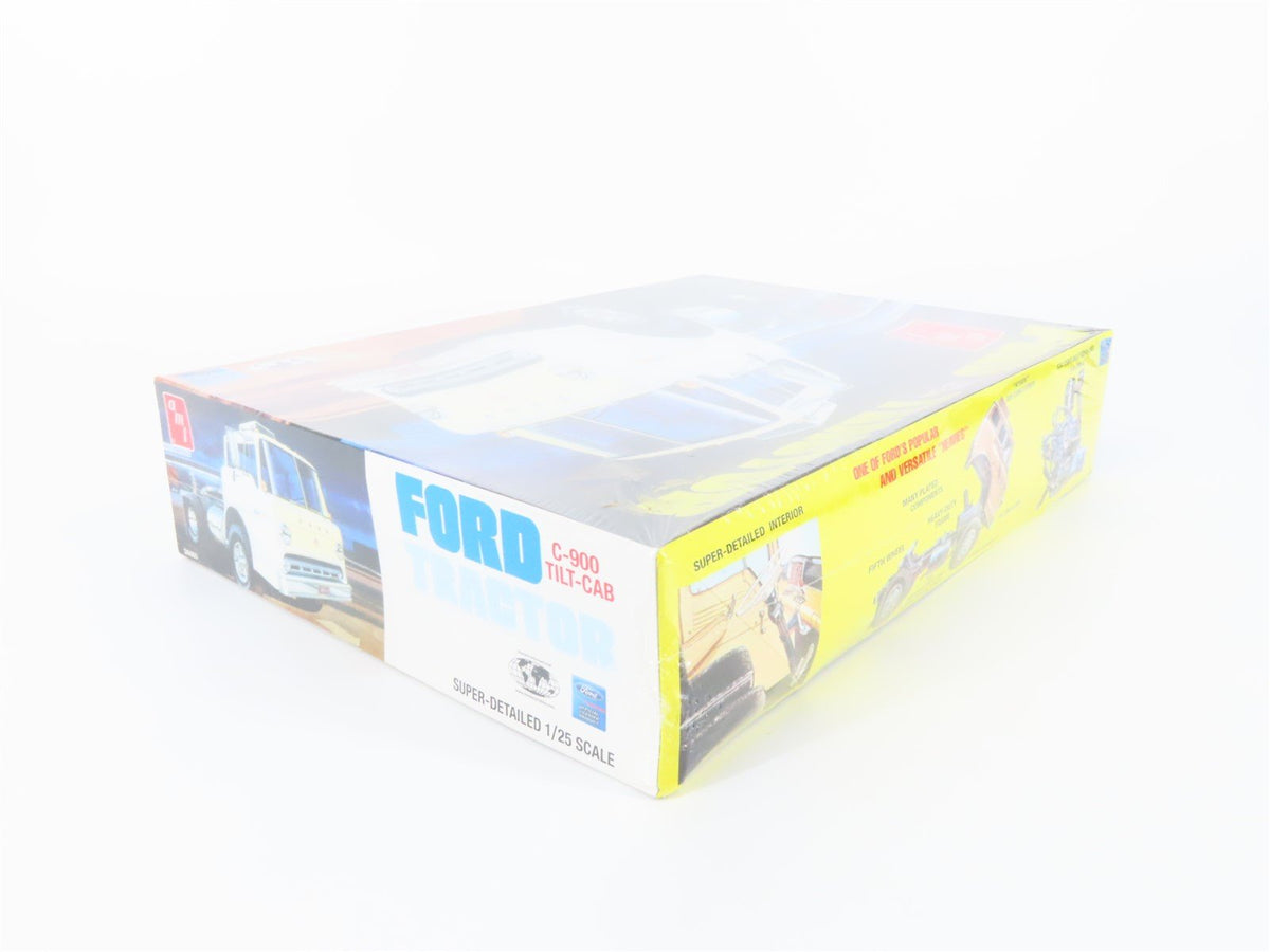 1:25 Scale AMT 38685 C-900 Tilt-Cab Ford Tractor Kit - Sealed