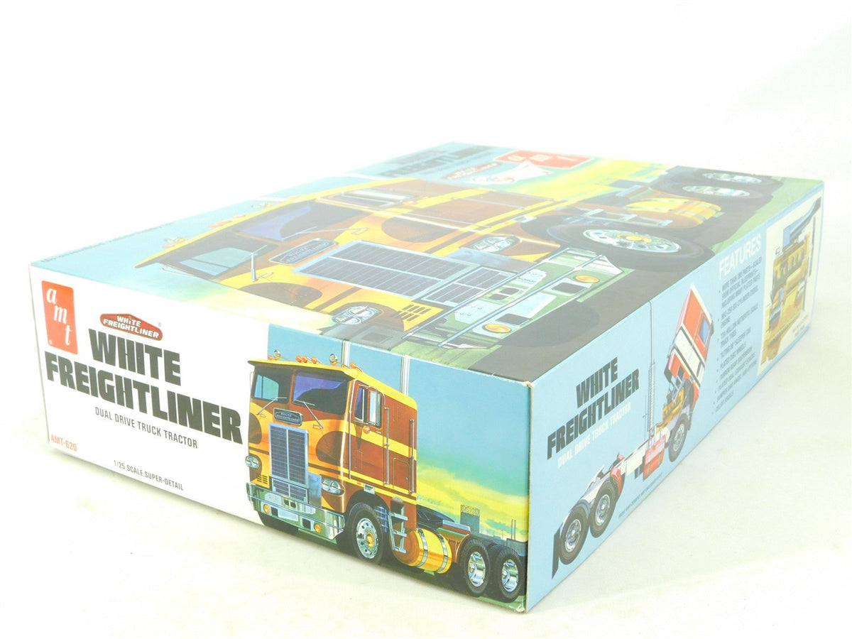 1:25 Scale AMT 620 White Freightliner Dual Drive Truck Tractor Kit