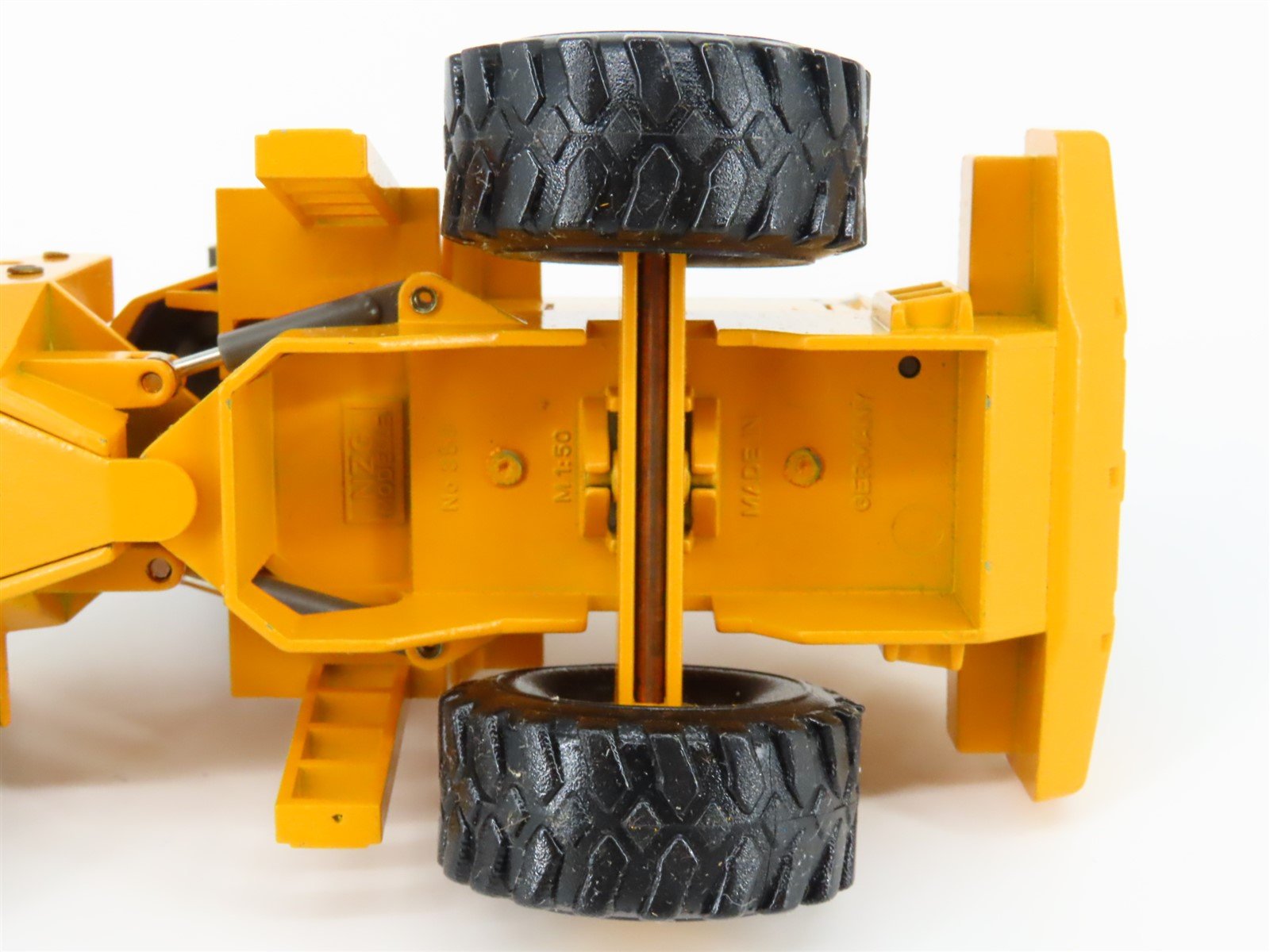 1:50 Scale Die-Cast NZG 359 VME L150 Volvo BM Hightipping