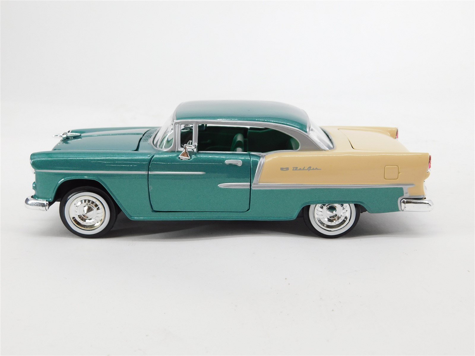 1:24 Scale Motor Max #73229 Die-Cast Automobile 1955 Chevy Bel Air - Green/Tan