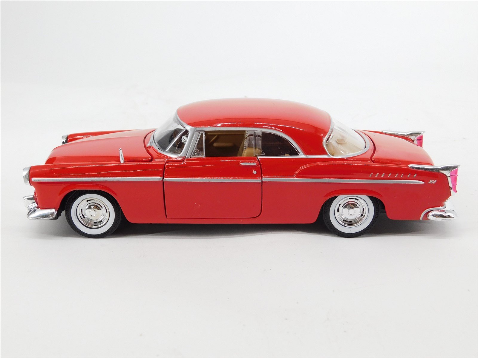 1:24 Scale Motor Max #73302 Die-Cast Automobile 1955 Chrysler C300 - Red