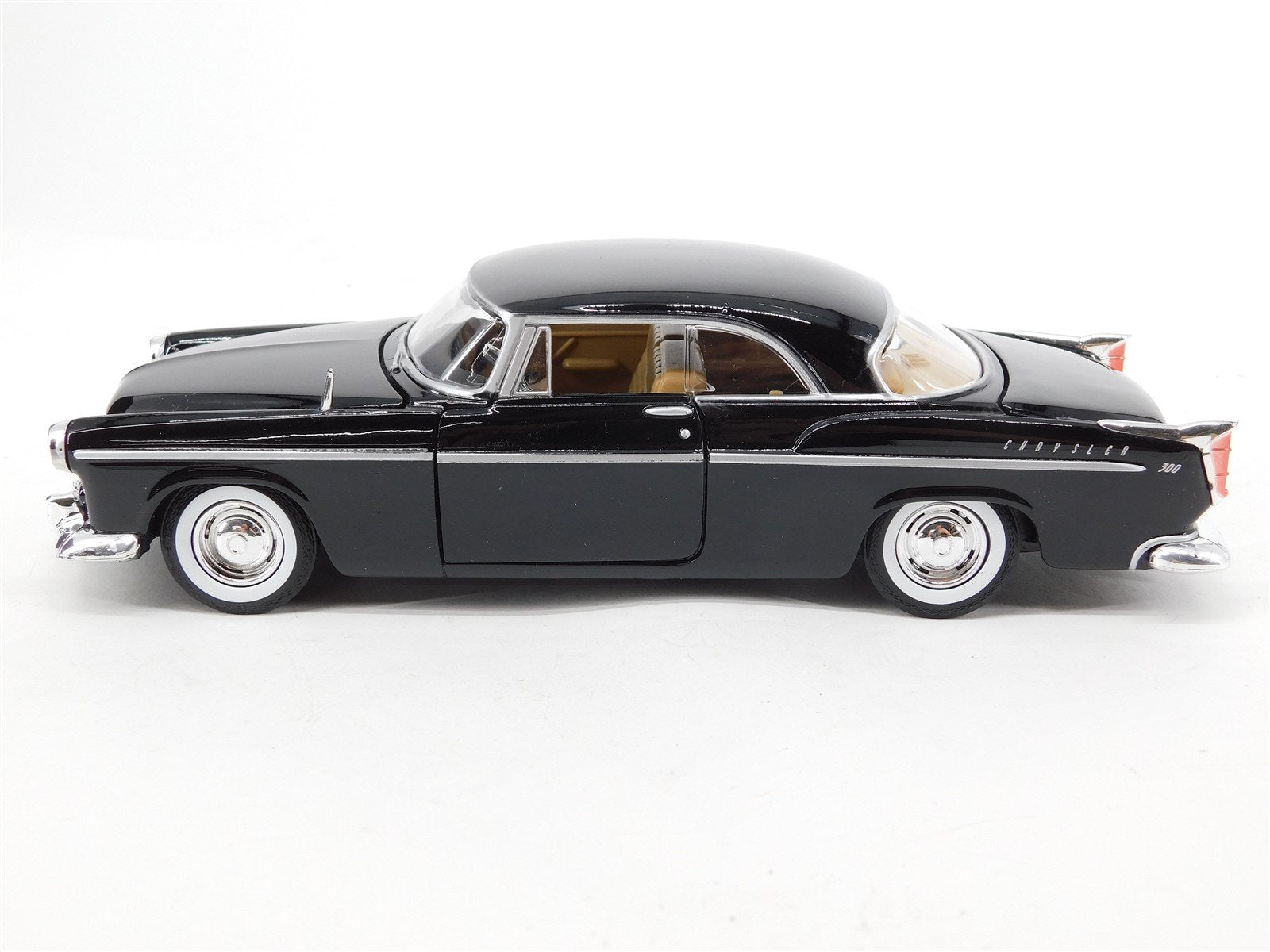 1:24 Scale Motor Max #73302 Die-Cast Automobile 1955 Chrysler C300 - Black