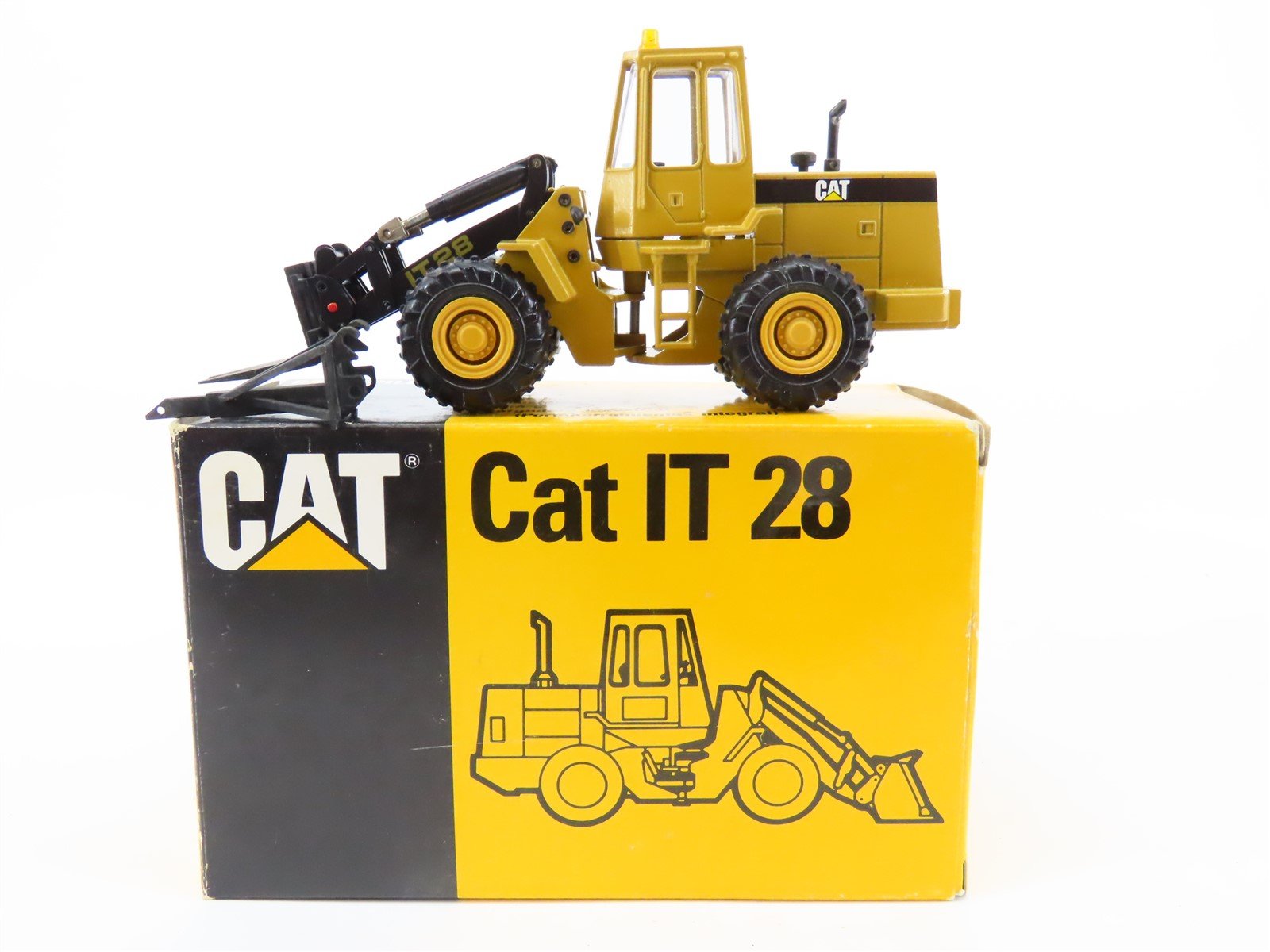 1:50 Scale Die-Cast Conrad 2888 CAT Caterpillar IT28 Integrated Toolcarrier
