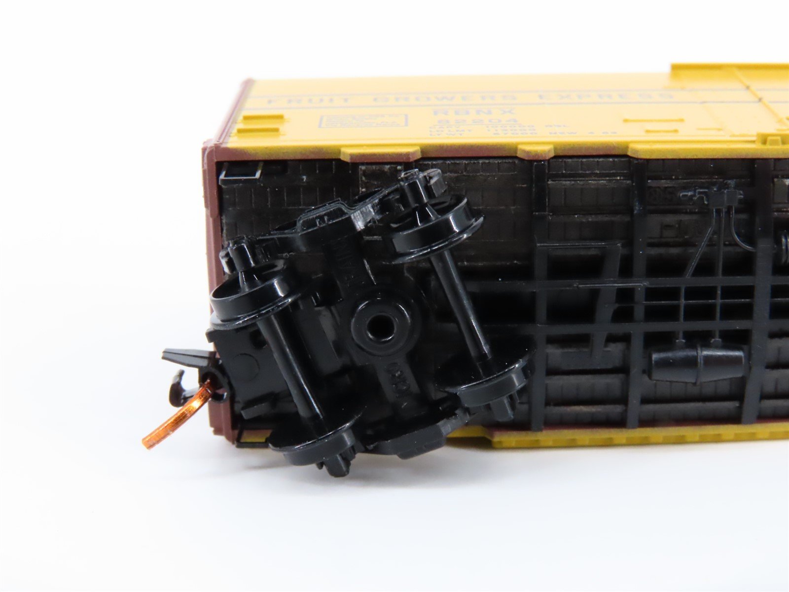 N Scale Micro-Trains MTL 02100060 RBNX Fruit Growers Express Reefer #82204