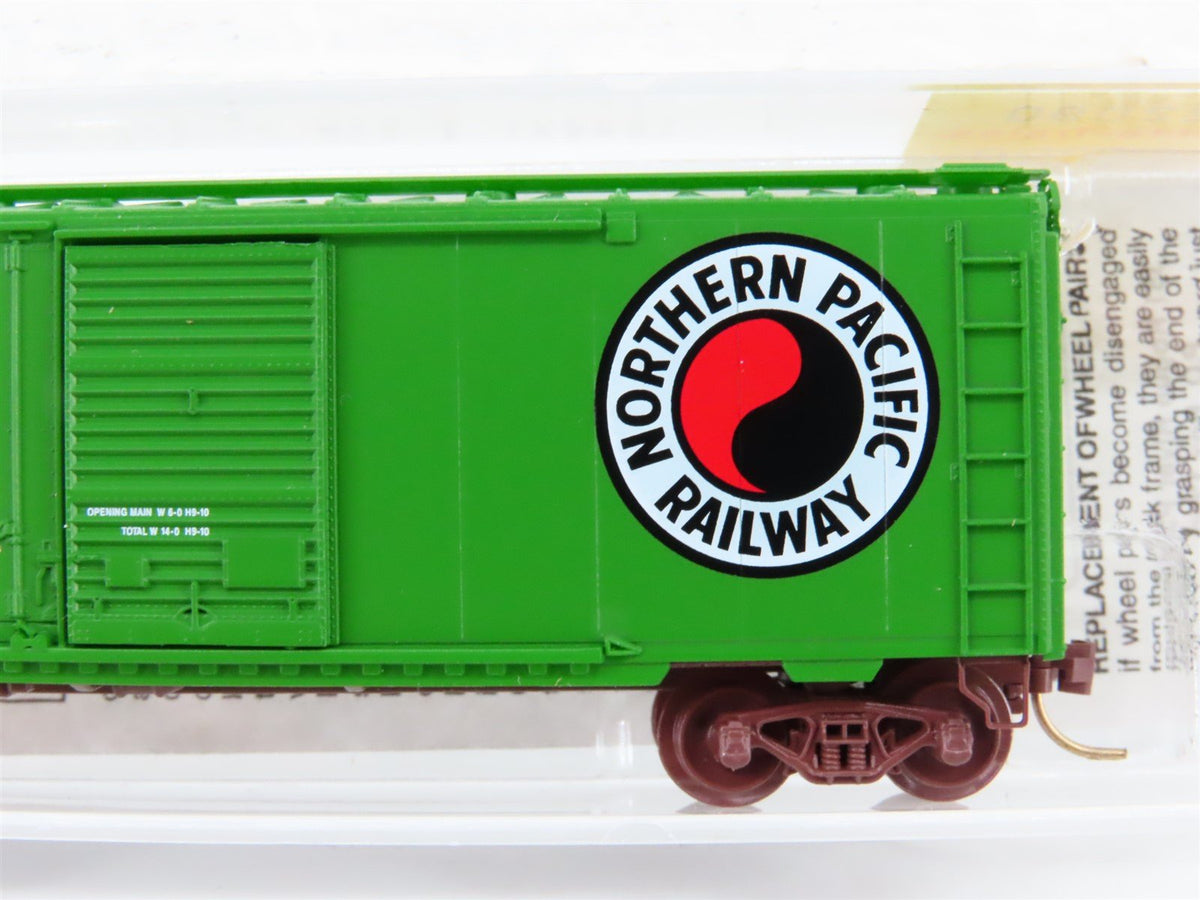 N Scale Micro-Trains MTL 22090 NP Northern Pacific 40&#39; Box Car #8135