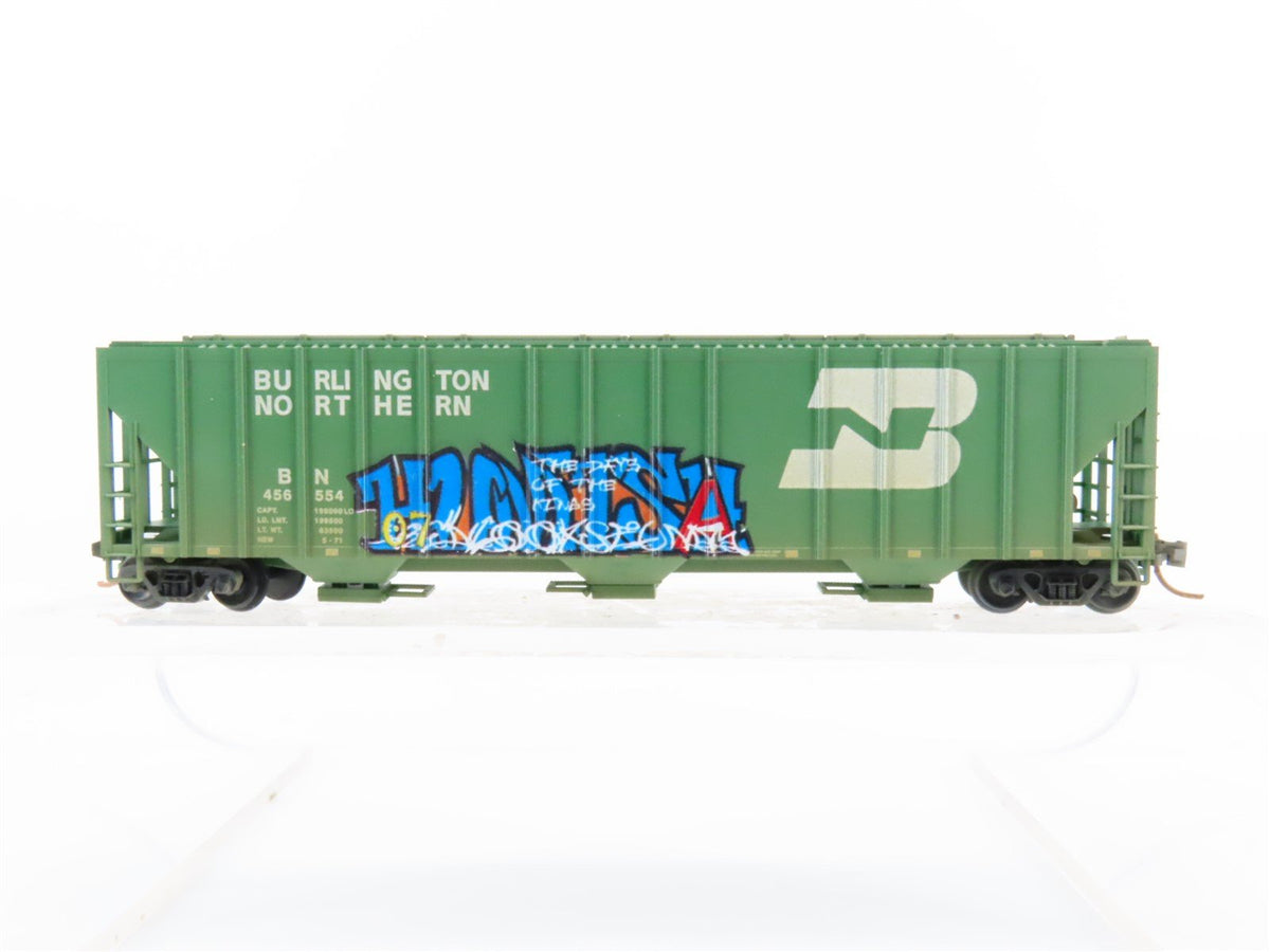 N Micro-Trains MTL 09944090 BN Burlington Northern 3-Bay Hopper w/ Graffiti