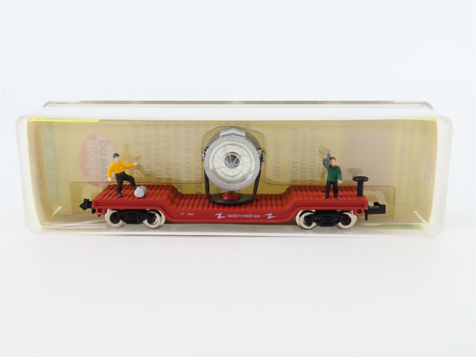 N Scale Model Power 4100 Metal Searchlight Flat Car #628 w/ Figures