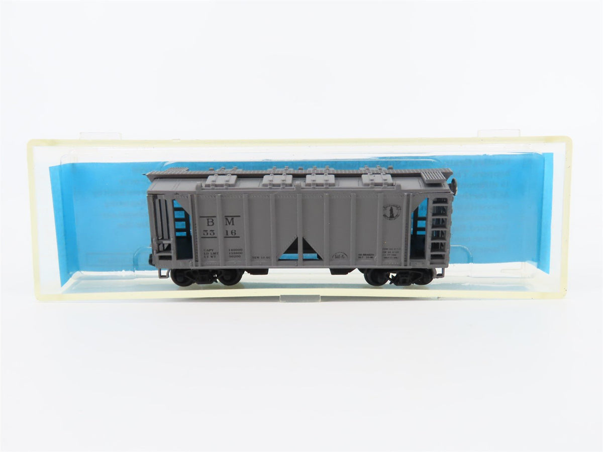 N Scale Deluxe Innovations 7060 B&amp;M Boston &amp; Maine 2 Bay Covered Hopper  #5516