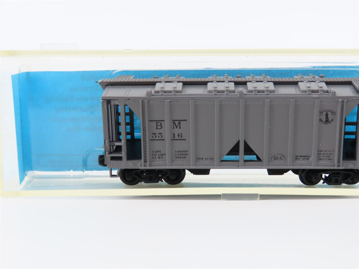 N Scale Deluxe Innovations 7060 B&amp;M Boston &amp; Maine 2 Bay Covered Hopper  #5516