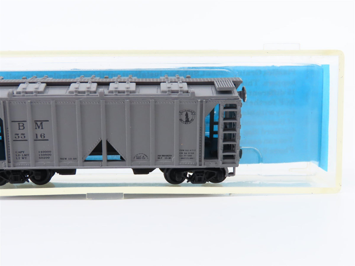 N Scale Deluxe Innovations 7060 B&amp;M Boston &amp; Maine 2 Bay Covered Hopper  #5516