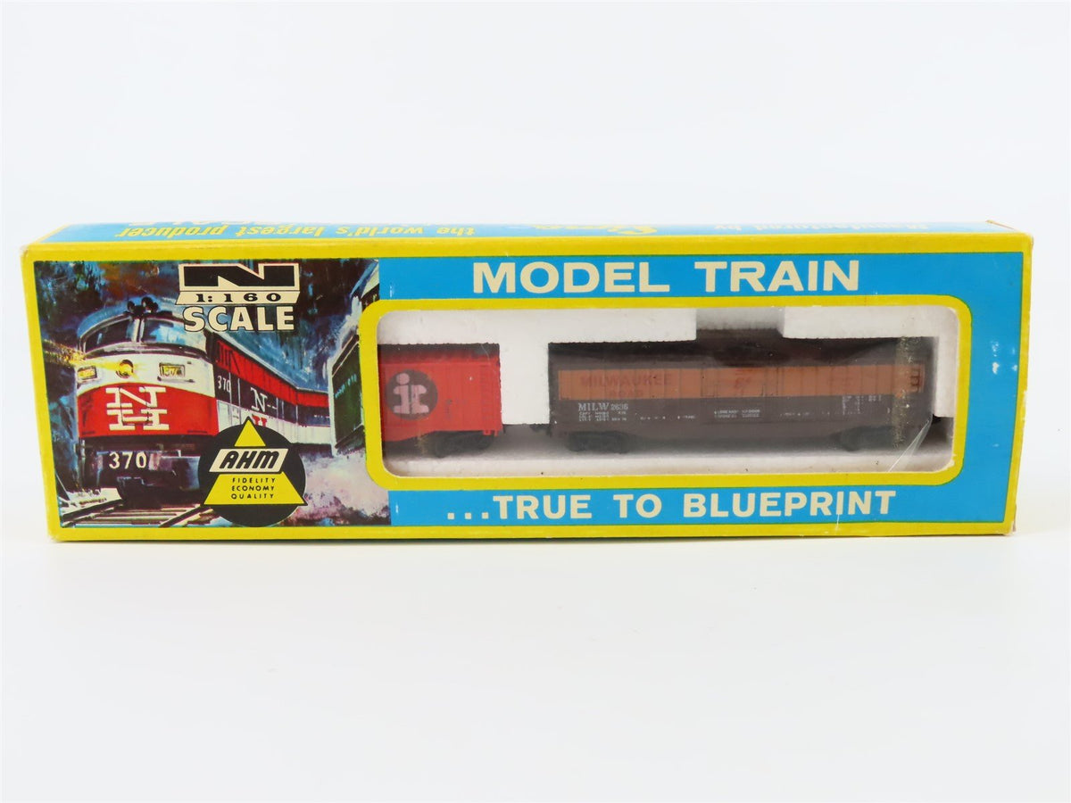 N Scale AHM 4440/4441 IC/MILW Railroad 50&#39; Boxcars 2-Pack