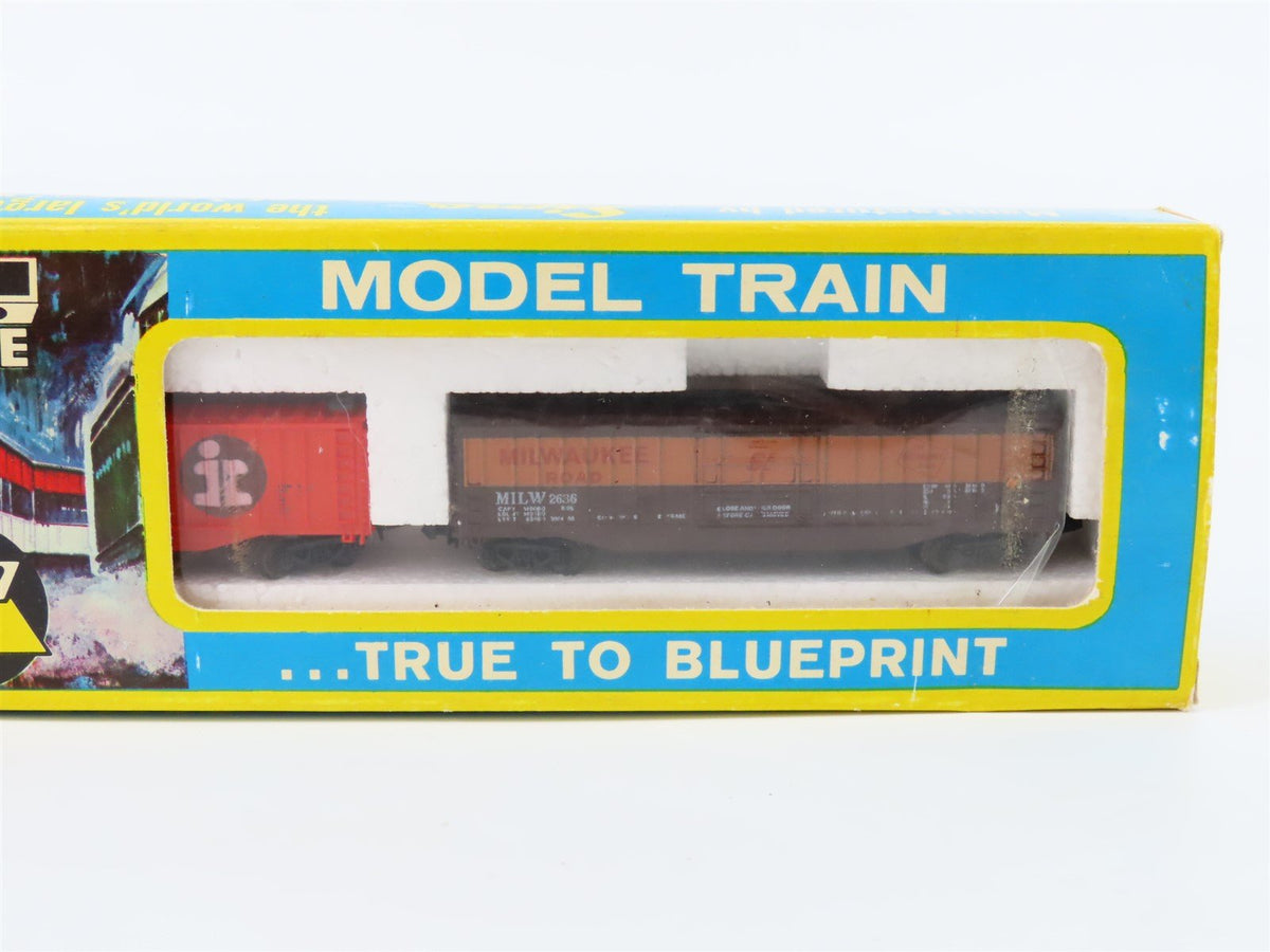 N Scale AHM 4440/4441 IC/MILW Railroad 50&#39; Boxcars 2-Pack