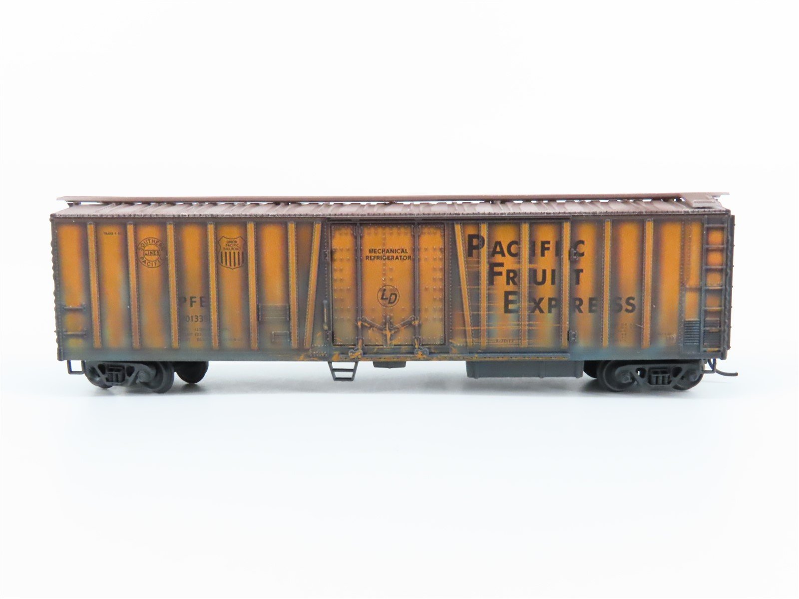 N Micro-Trains MTL 07051011 PFE Pacific Fruit Express Reefer #301339 - Weathered