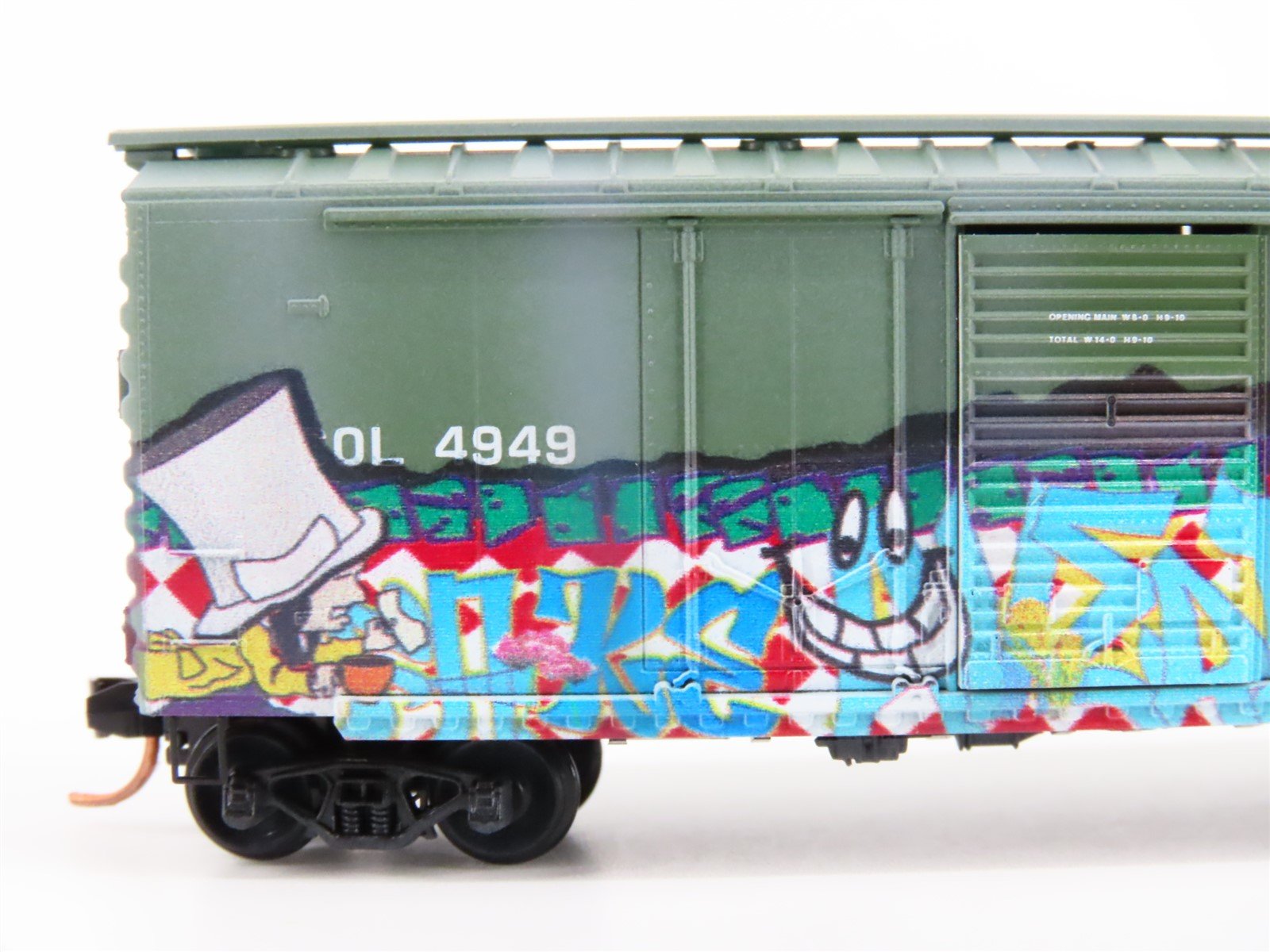 N Micro-Trains MTL 02244080 BCOL British Columbia 40' Box Car #4949 w/ Graffiti