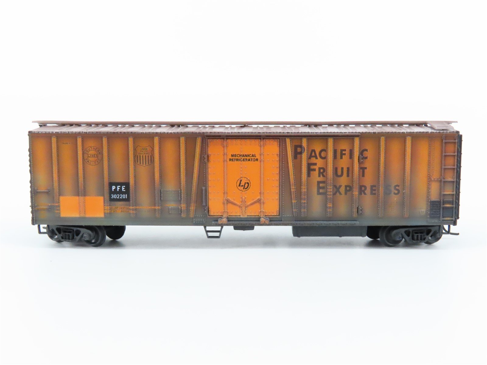 N Micro-Trains MTL 07053011 PFE Pacific Fruit Express Reefer #302201 Weathered