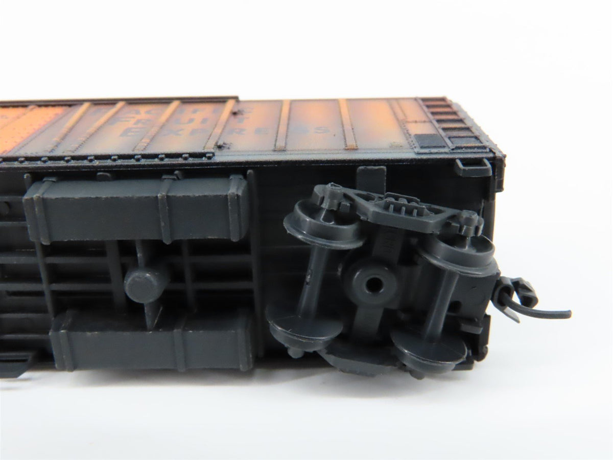 N Micro-Trains MTL 07053011 PFE Pacific Fruit Express Reefer #302201 Weathered