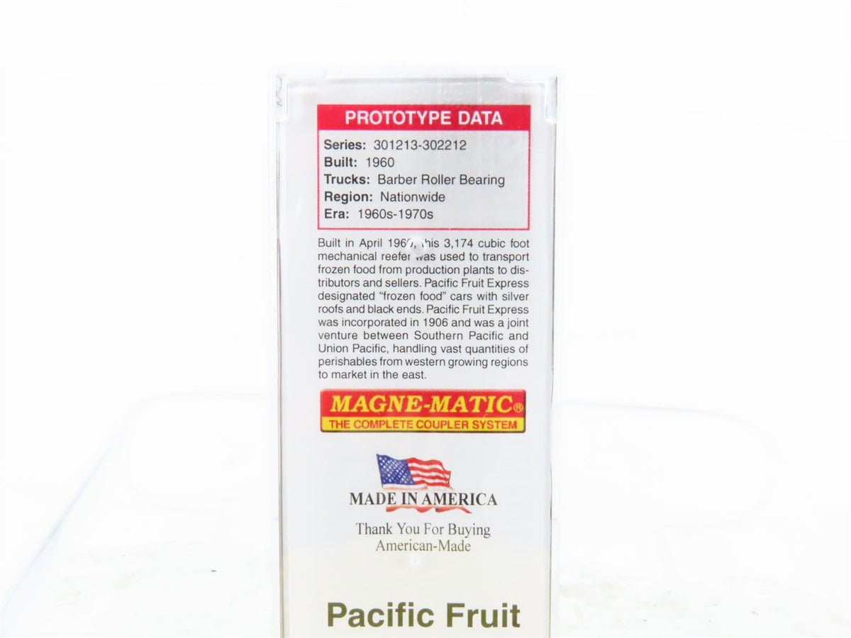 N Micro-Trains MTL 07053011 PFE Pacific Fruit Express Reefer #302201 Weathered